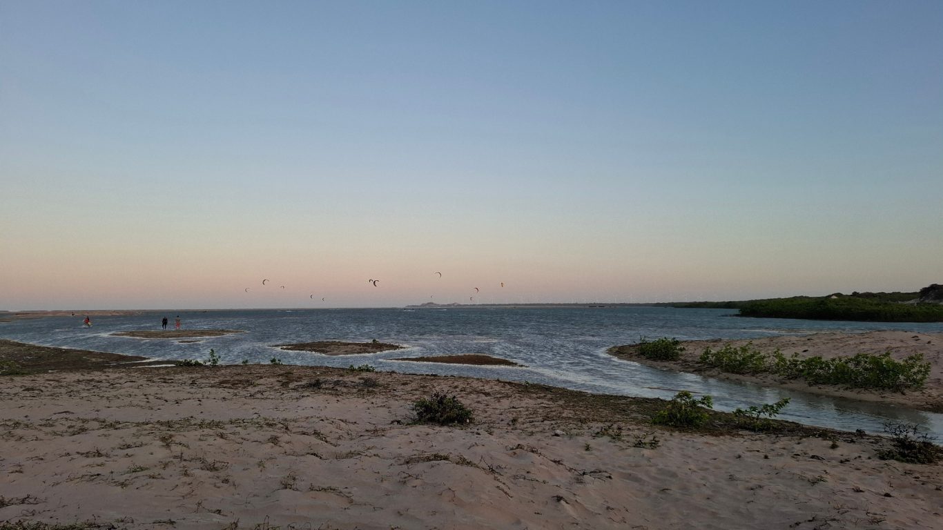 Eine Lagune mit klarem Himmel bei Sonnenuntergang.