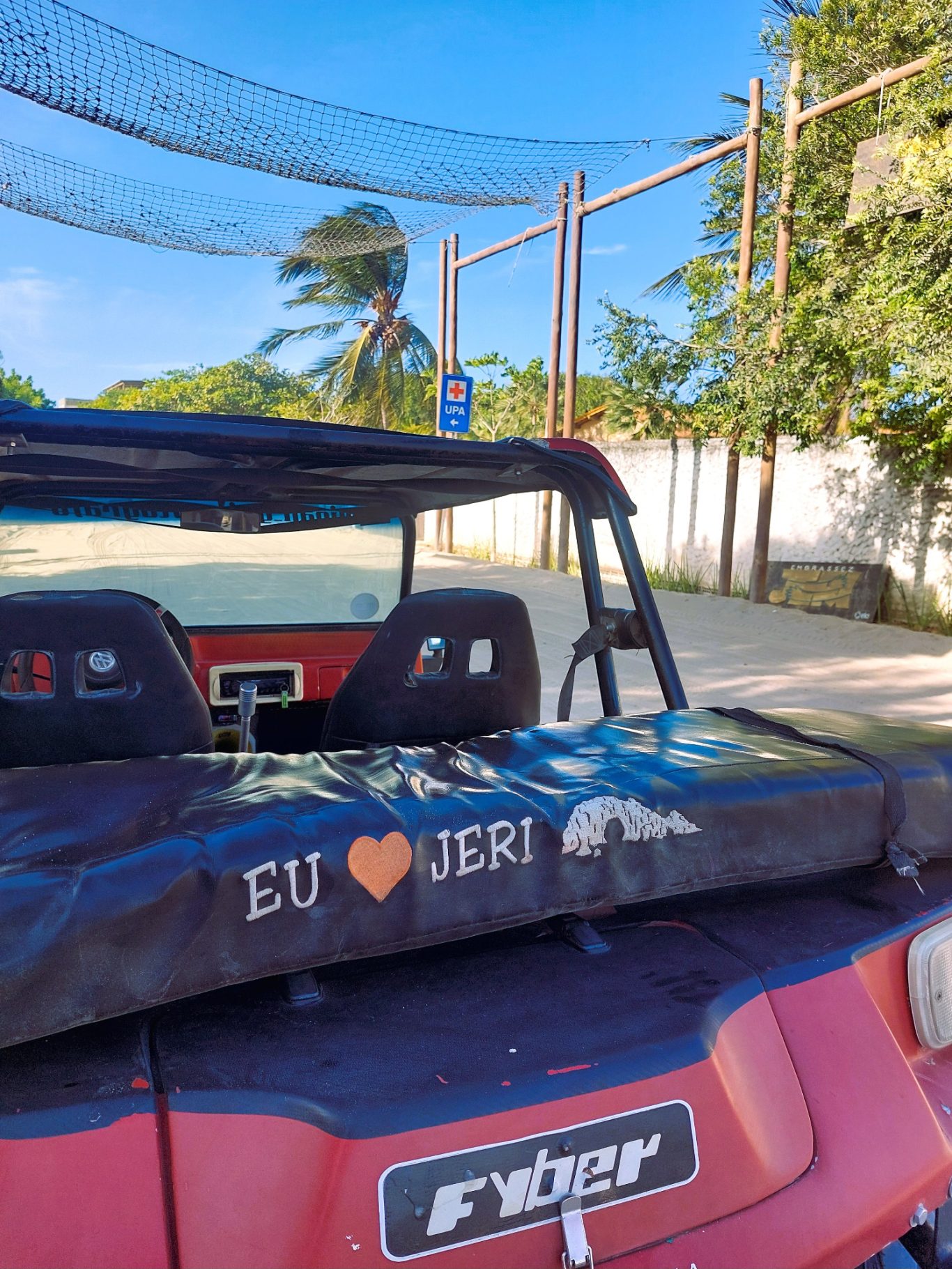 Roter Buggy von hinten mit der Aufschrift „EU ♥ JERI“ vor Palmen.